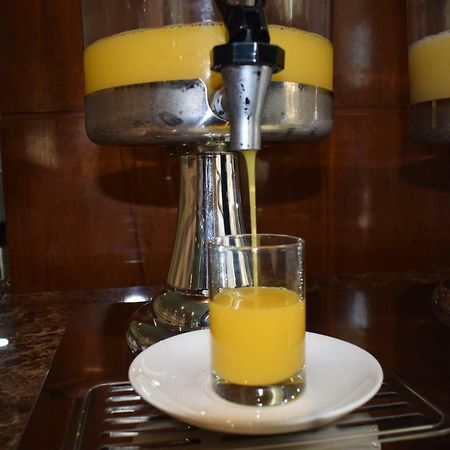 Aldar Hotel Sardzsa Kültér fotó